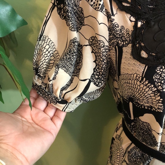 Urban Outfitters/ Kimchi & Blue Cream and Black Silk Blouse Size M - Picture 8 of 13